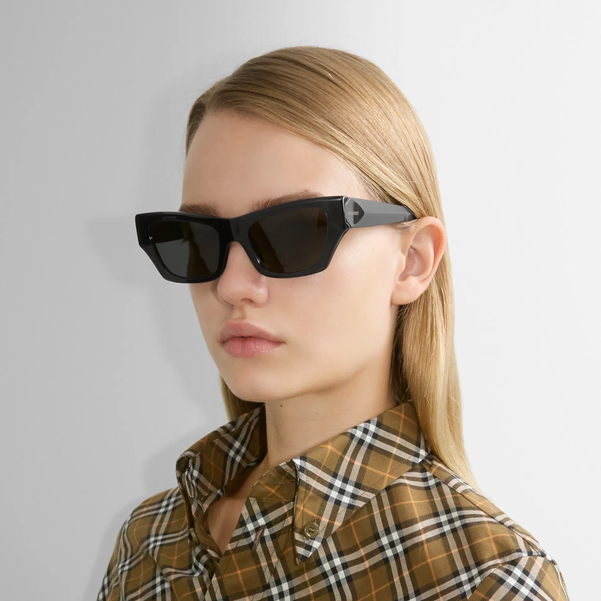 Fashion Burberry Shield Facet Cat-eye Sunglasses​ Transparentblack